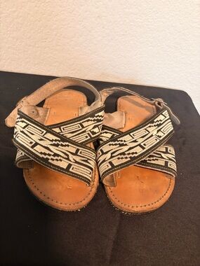 Women Neutral Tribal-Print Leather Sandals size 8